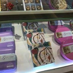 华晨宇与黄明昊：从火星人到青春偶像的娱乐圈映像